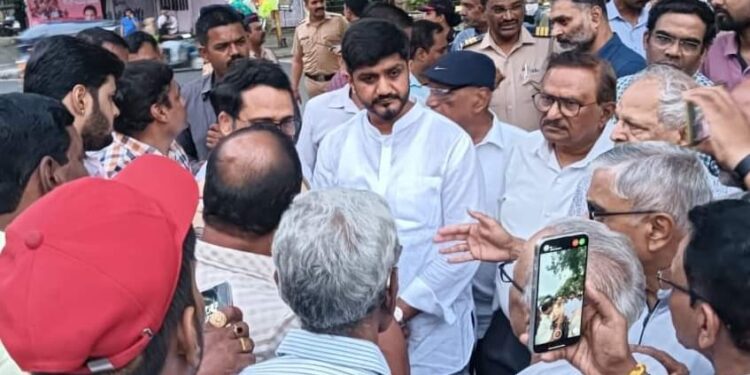 रहिवाशांच्या सुरक्षिततेबाबत औंध परिसराची पहाणी छत्रपती शिवाजी नगरचे आमदार सिद्धार्थ शिरोळे यांनी पोलिसांबरोबर केली.