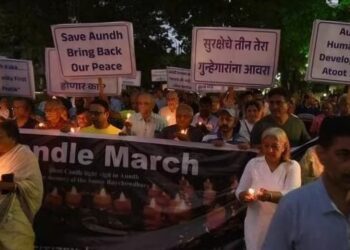 आणखी एक अल्पवयीन ताब्यात, पोलिसाची बदली; रहिवासी कँडल मार्च काढतात