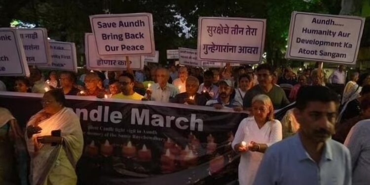 आणखी एक अल्पवयीन ताब्यात, पोलिसाची बदली; रहिवासी कँडल मार्च काढतात