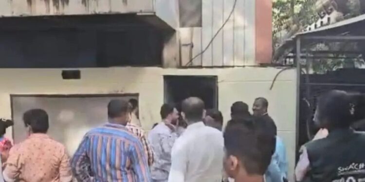 लोखंड चोरण्यासाठी  चक्क चोर शिरले पुणे महानगरपालिकेत ??  महानगरपालिकेची सुरक्षा यंत्रणा रामभरोसे !!!