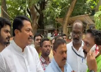 नाना पटोले उपस्थित असताना  पुणे काँग्रेस भवन येथे 2 गटांमध्ये तुफान राडा,  मुकेश धिवार यांना मारहाण!!!