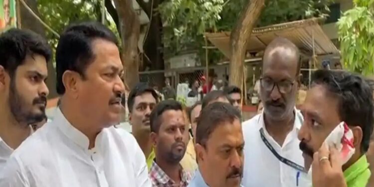 नाना पटोले उपस्थित असताना  पुणे काँग्रेस भवन येथे 2 गटांमध्ये तुफान राडा,  मुकेश धिवार यांना मारहाण!!!