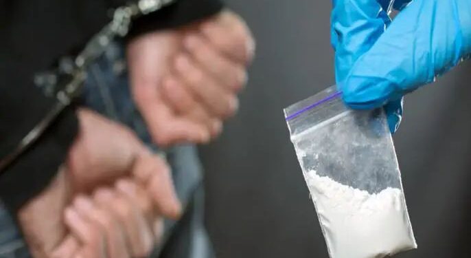 एफ.सी रोड ड्रग्स प्रकरणी अखेर पुणे पोलीस आयुक्तांनी कारवाईचा बडगा उभारून पोलीस निरीक्षक व एक पोलिस अधिकारी यांना निलंबित केले पण याच पोलीस स्टेशनच्या वसुली कॉन्स्टेबल वर कारवाई कधी असा प्रश्न  एफ.सी रोड ड्रग्स प्रकरणातील निलंबाची मागणी करणारे श्री.निलेश प्रकाशशेठ निकम यांनी उपस्थित केला..