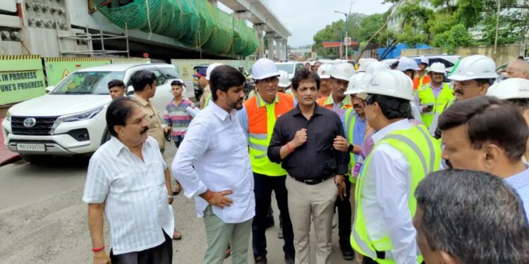 आमदार सिद्धार्थ शिरोळे यांनी  छत्रपती शिवाजीनगर ते हिंजवडी मेट्रोबाबत  रखडलेल्या या कामाबद्दल त्यांनी अधिकार्‍यांना फैलावर घेतले…