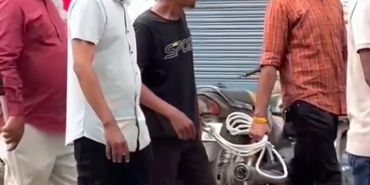 सांगवी पोलीस स्टेशन हद्दीतील गुंडाची दहशत कमी करण्यासाठी मुंडन करून काढली धिंड काढली