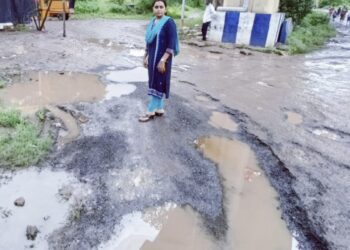 खडकी कॅन्टॉलमेंटने  ” लाडका ठेकेदार’ योजना ” चालू करावी खडकी पोलीस स्टेशन बोगद्यापासून  जूनियर स्टाफ क्लब  संपूर्ण रस्त्याची चाळण झाल्याचा आरोप   – सौ. रोहिणी ताई गणेश बोरसे.