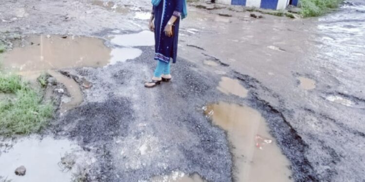 खडकी कॅन्टॉलमेंटने  ” लाडका ठेकेदार’ योजना ” चालू करावी खडकी पोलीस स्टेशन बोगद्यापासून  जूनियर स्टाफ क्लब  संपूर्ण रस्त्याची चाळण झाल्याचा आरोप   – सौ. रोहिणी ताई गणेश बोरसे.