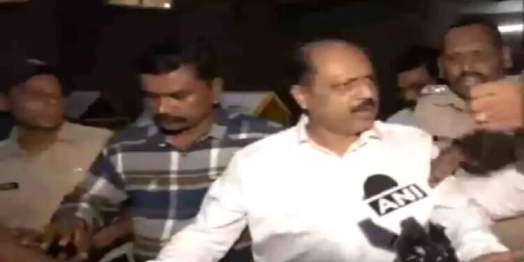 मोठी बातमी, रुग्णालयात आणलेल्या सचिन वाझेचे ‘या’ नेत्यावर खळबळजनक आरोप!! तुरुंगातील गुंड हे भाजपाचे प्रवक्ते सुषमा अंधारेंनी थेट घेतले ‘या’ नेत्याचे नाव!!!