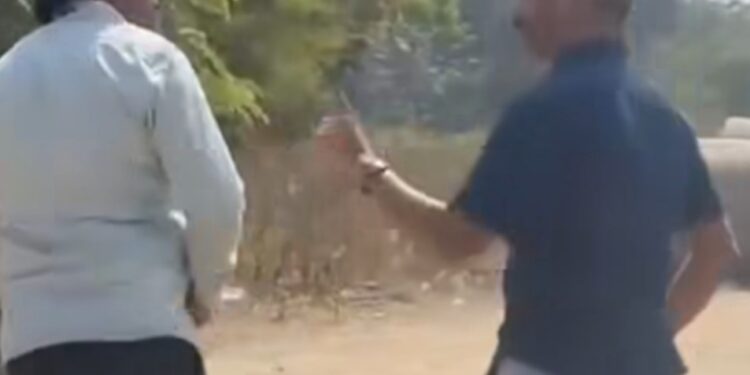 राष्ट्रवादी काँग्रेस नेते बाबुराव चांदेरे यांनी भरदिवसा  नागरिकाला मारहाण…अजित पवार यांचे निकटवर्तीय बाबुराव चांदेरे..