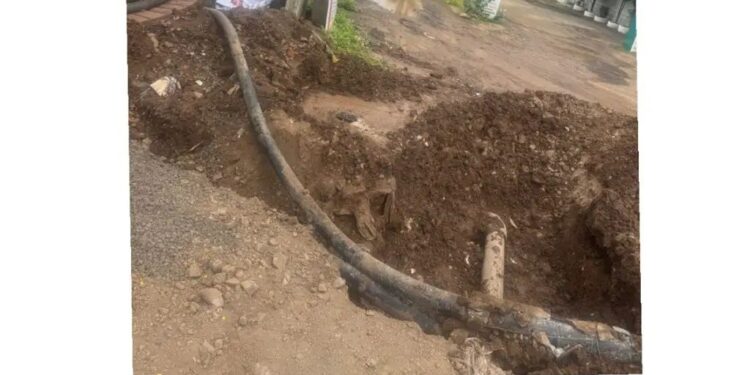 पुणे कोरेगाव पार्कमध्ये बेकायदेशीर खोदाई व उघड्यावर केबल रात्रीच्या अंधारात, बेकायदेशी केबल मुळे नागरिकांना होतो त्रास पुणे महानगरपालिकेचे पथ गप्पा का?