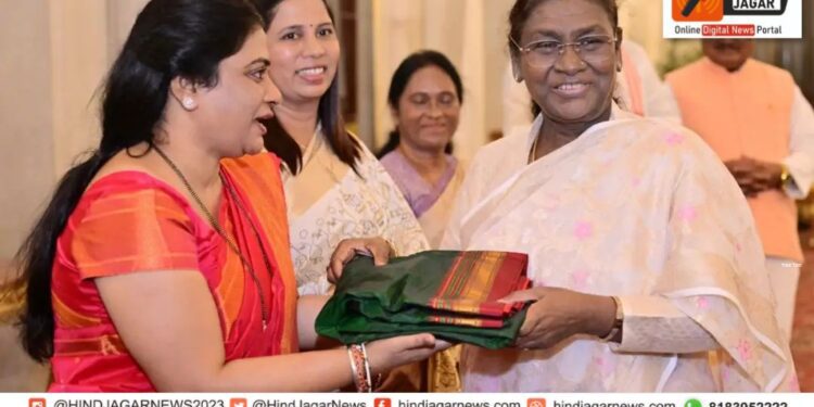 थेट राष्ट्रपतींना पुण्याच्या नगरसेविकेने पारधी समाजाला आमदारकी, खासदारकी अजूनही का नाही असा केला सवाल ? पारधी समाजाला मुख्य प्रवाहात आणावे अशा मागण्या यावेळी राजश्री काळे यांनी केल्या .